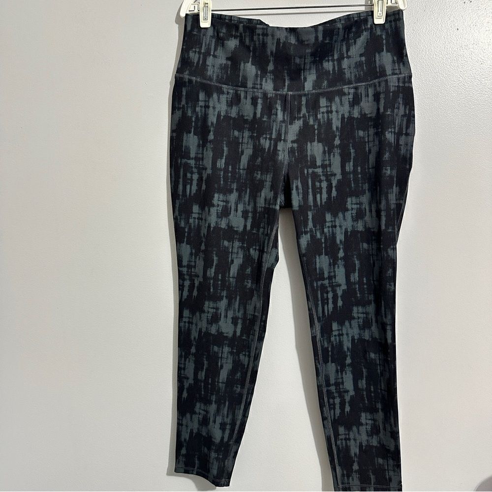MTA camo looking 3/4 length leggings size XL